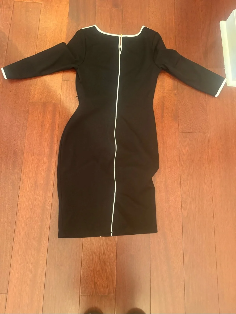 VENUS Black Long-Sleeve Shift Dress with White Piping
